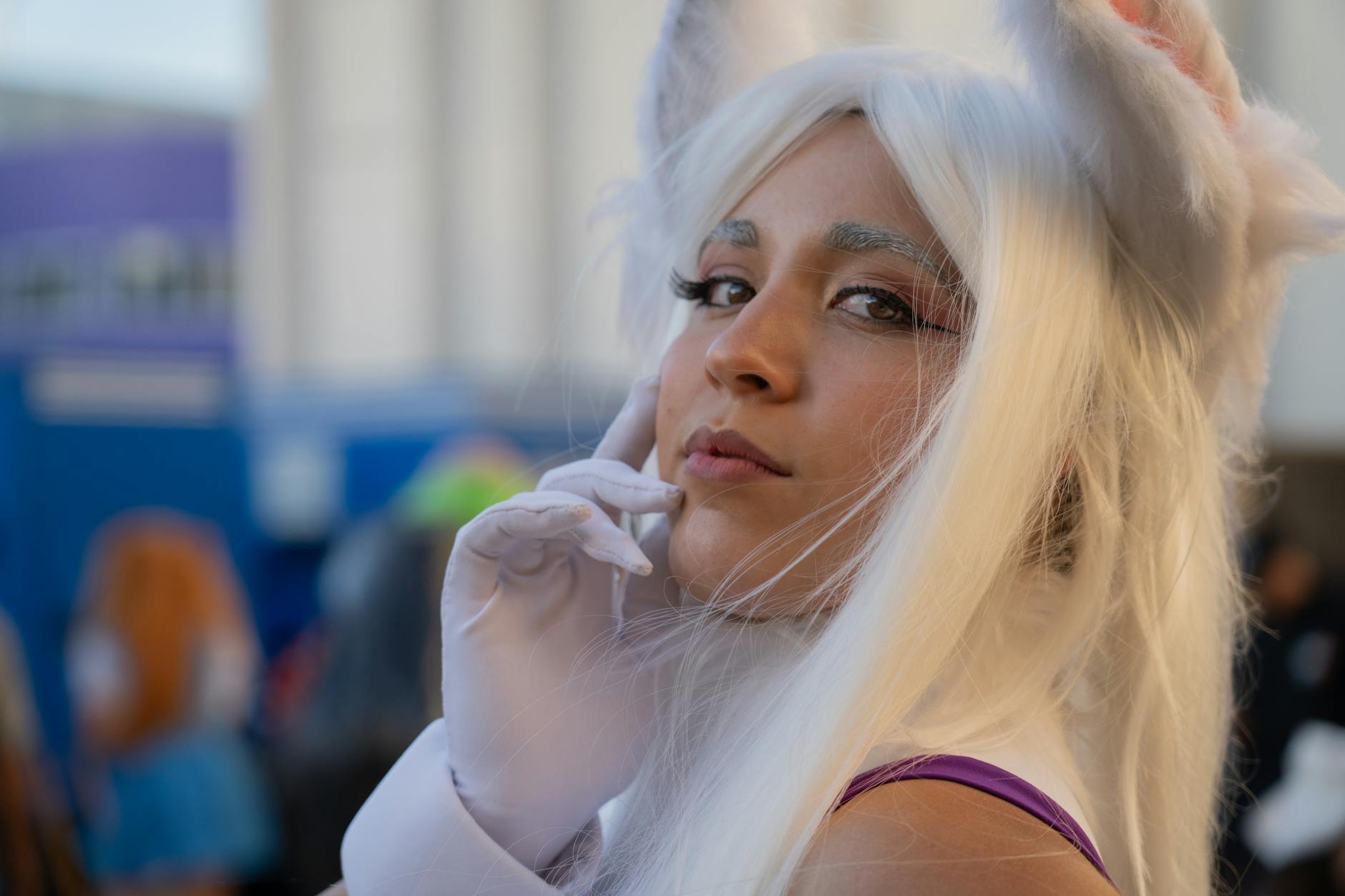 Cosplayer w stroju inspirowanym anime podczas konwentu