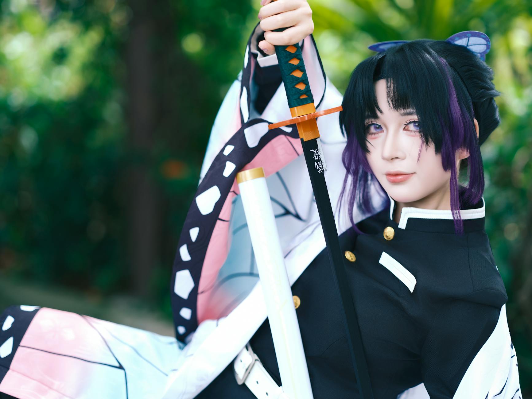 Cosplayerka jako bohaterka anime z mieczem podczas sesji zdjęciowej