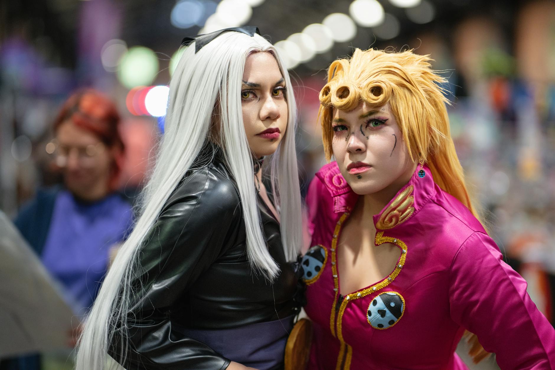 Fani anime w kolorowych strojach cosplay na konwencie w San José