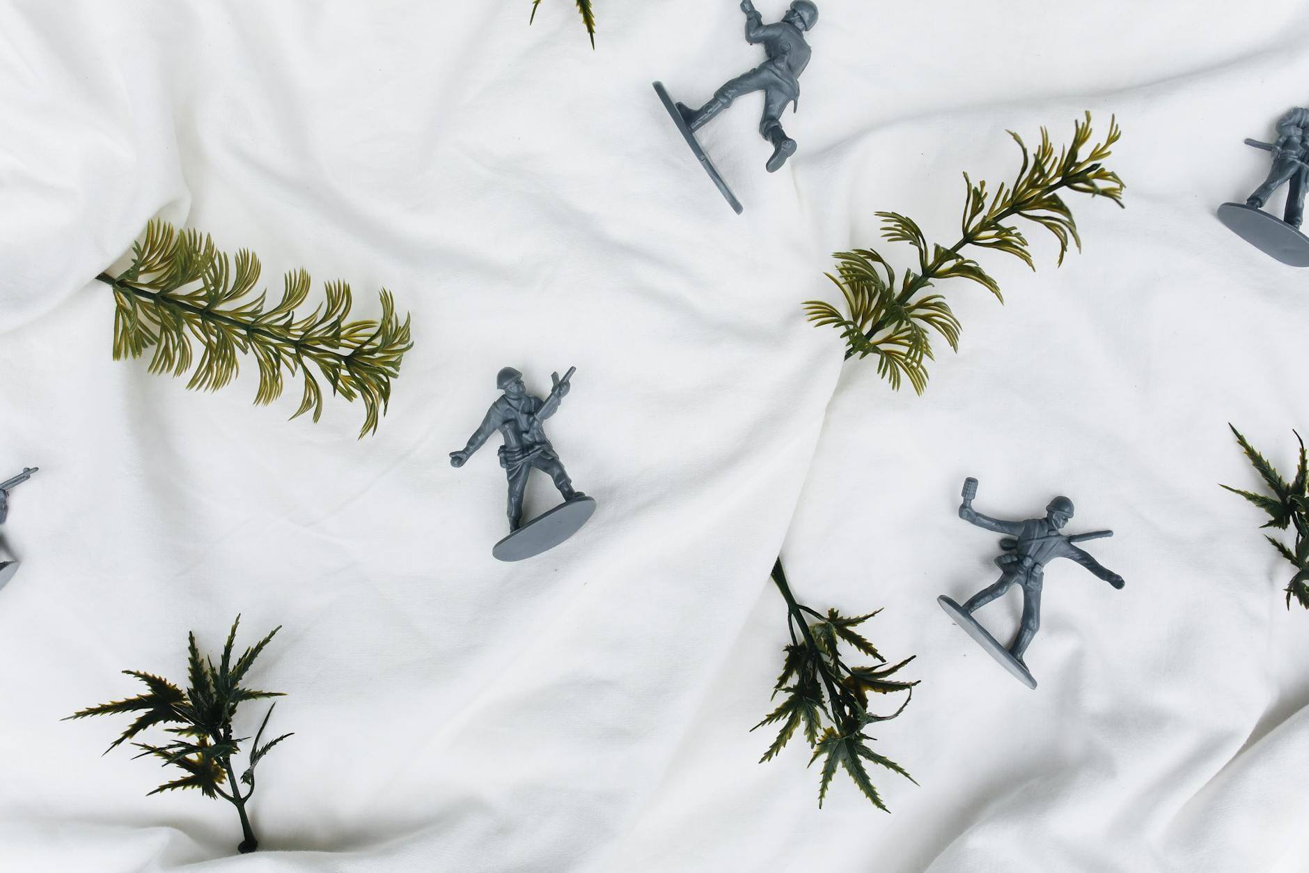 Plastikowe żołnierzyki ustawione wśród zielonych liści paproci