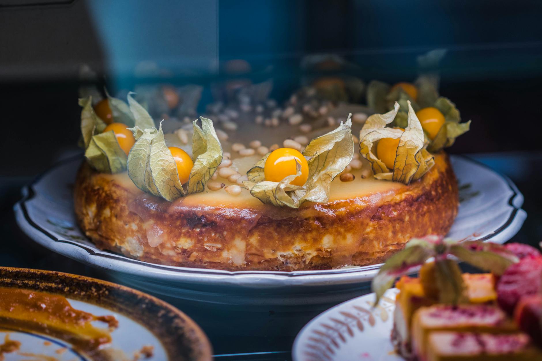 Zbliżenie sernika na jogurcie greckim z miechunką i posypką z ziaren