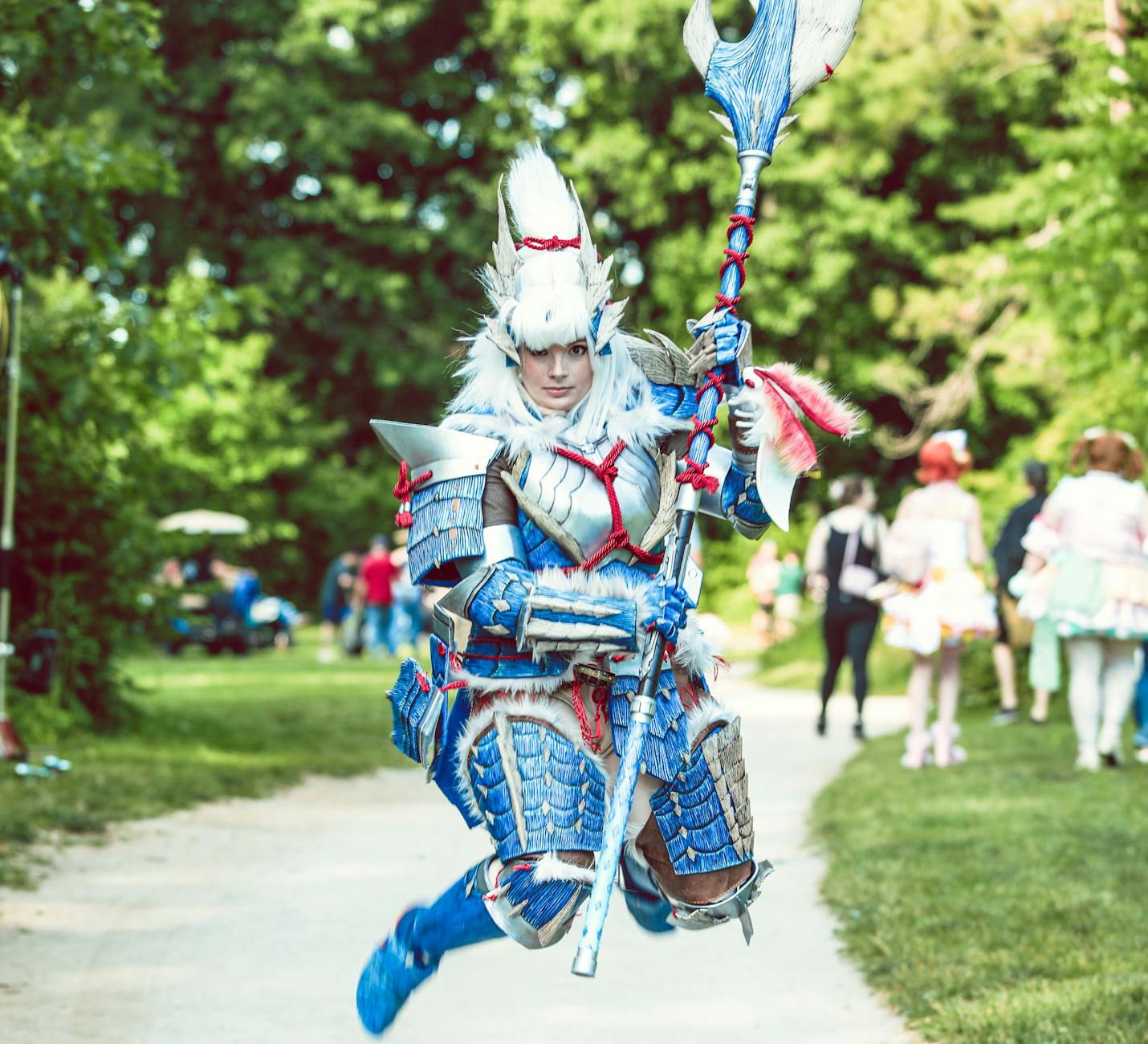 Cosplayer skacze w szczegółowej zbroi łowcy potworów na zewnątrz