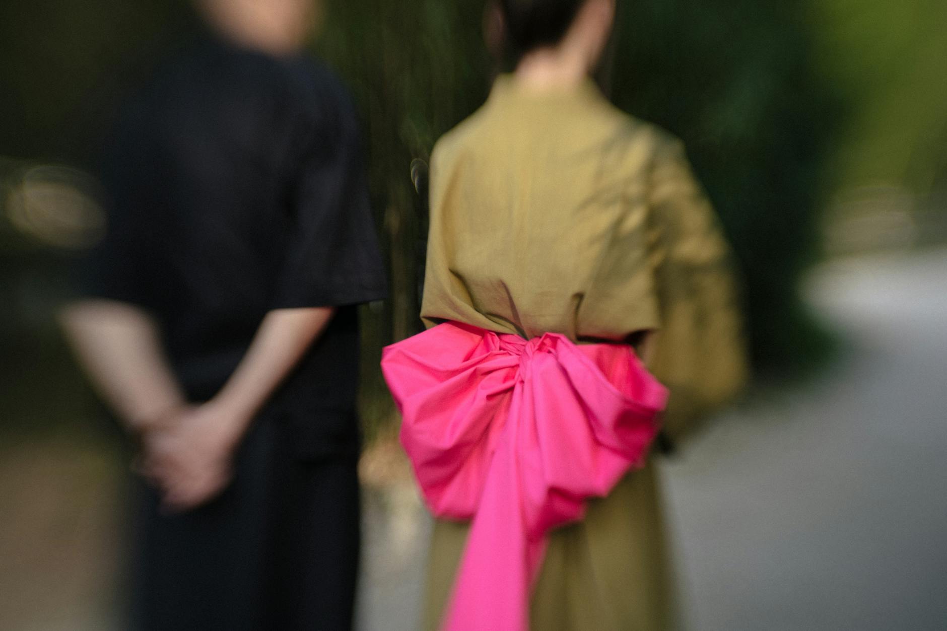 Para w tradycyjnych strojach japońskich w spokojnym ogrodzie