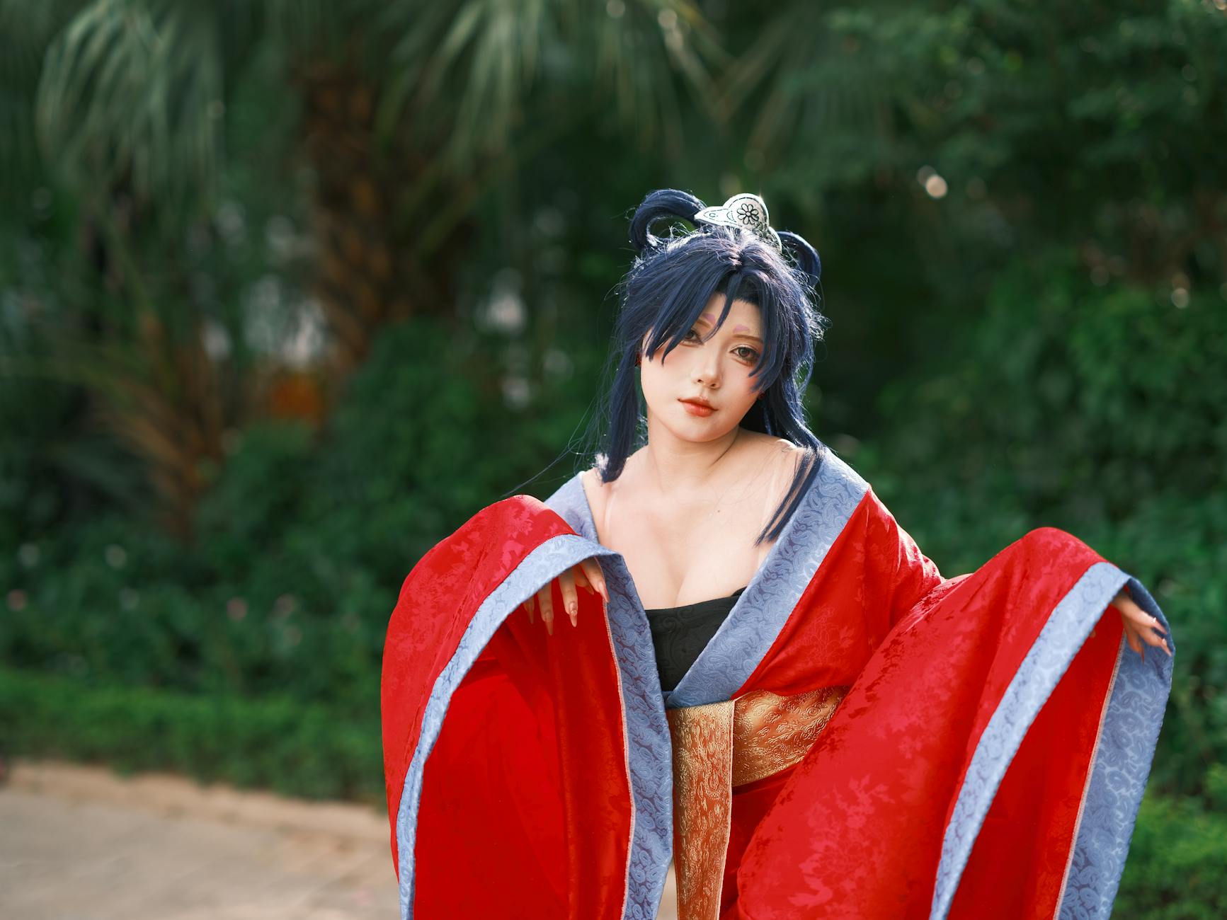 Cosplayerka fantasy w tradycyjnym stroju pośród bujnej zieleni