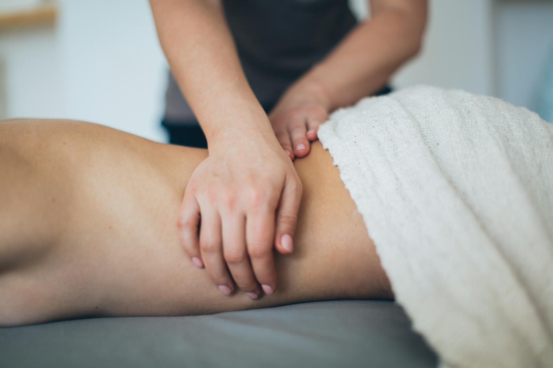 Kobieta podczas relaksującego masażu antycellulitowego w spa