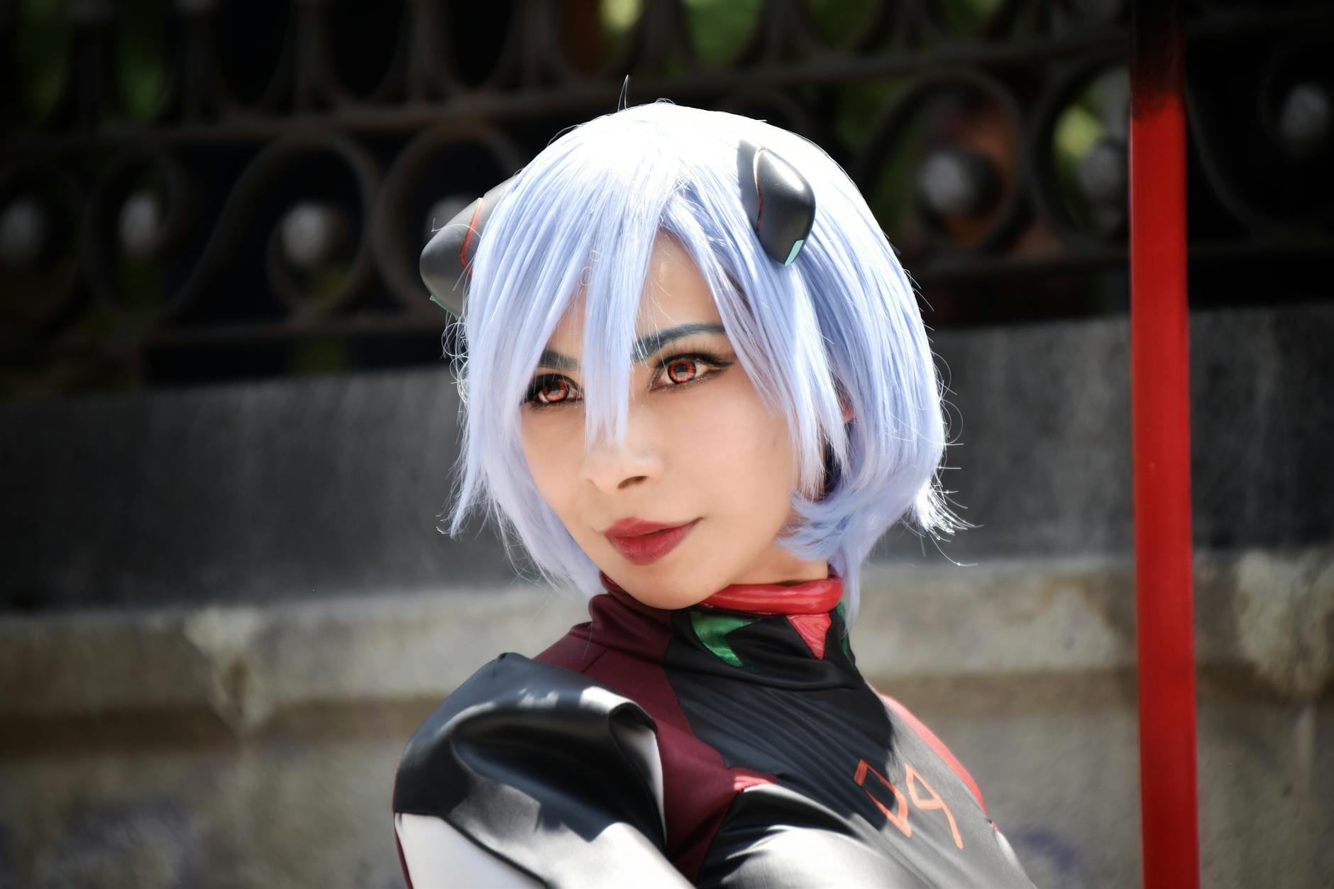 Cosplayerka anime z niebieskimi włosami na ulicy w Meksyku