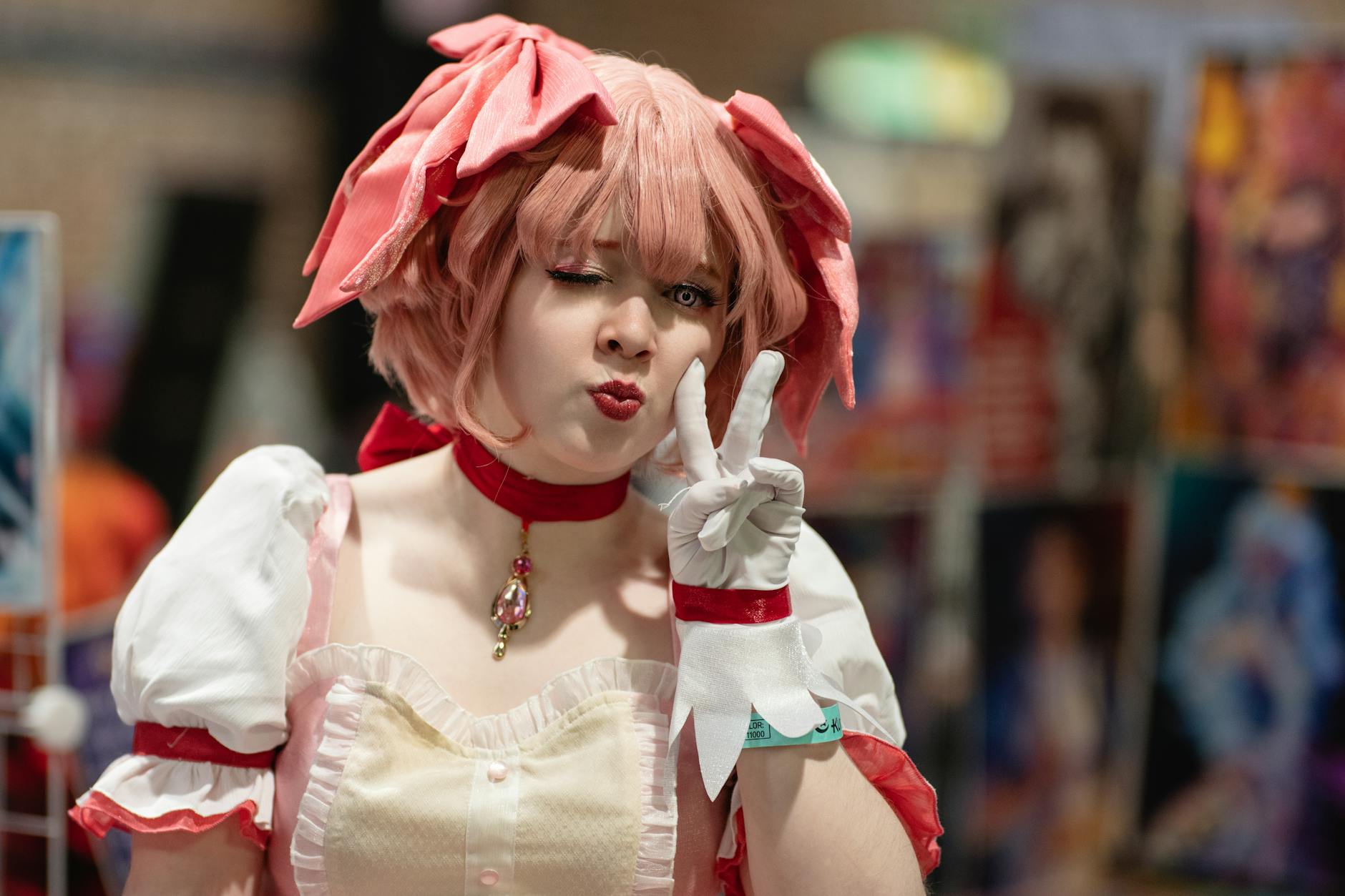 Cosplayerka pozuje z bliska na konwencie anime w San José
