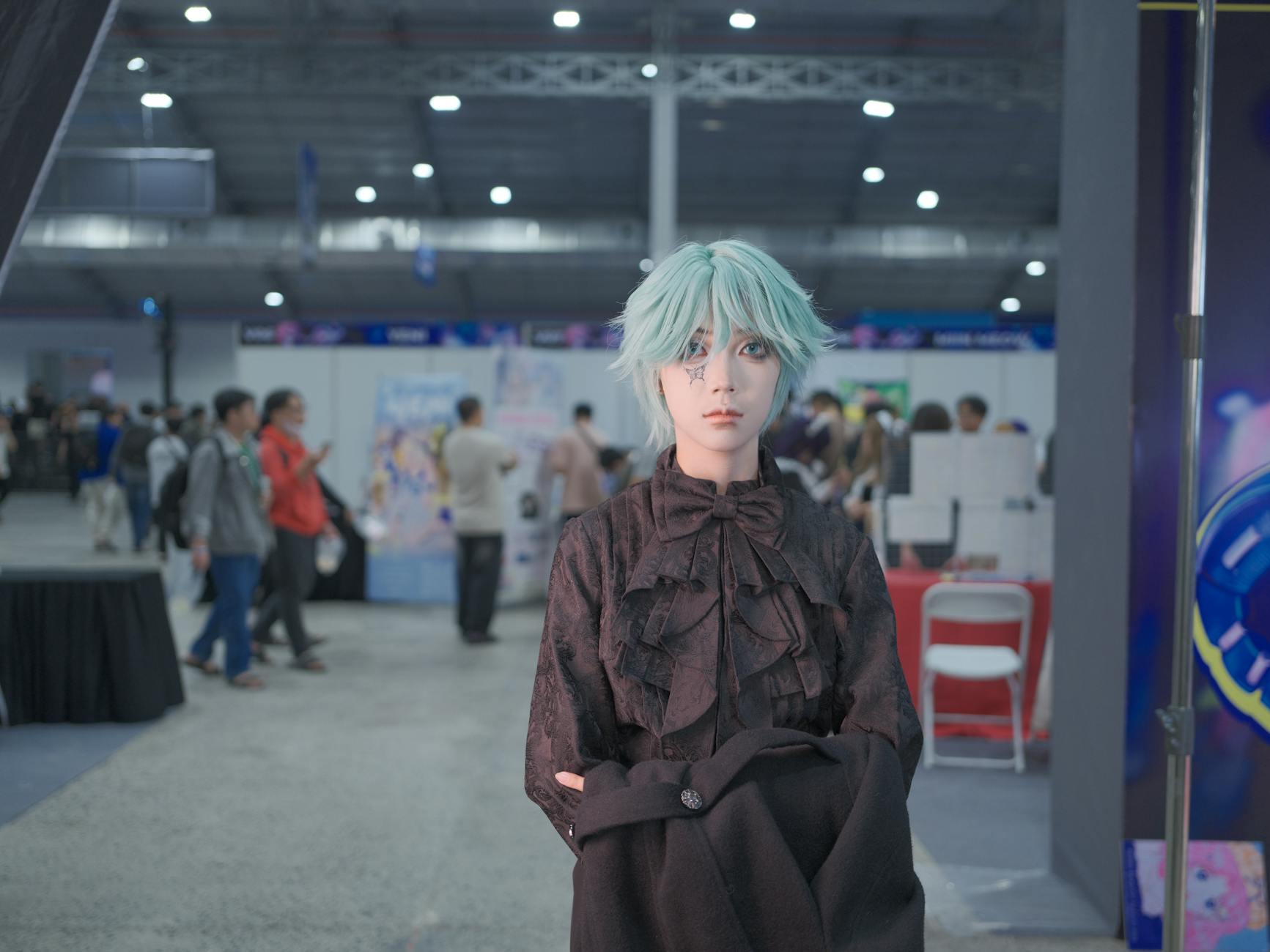 Cosplayerka w lodowoniebieskiej peruce na kolorowym konwencie anime