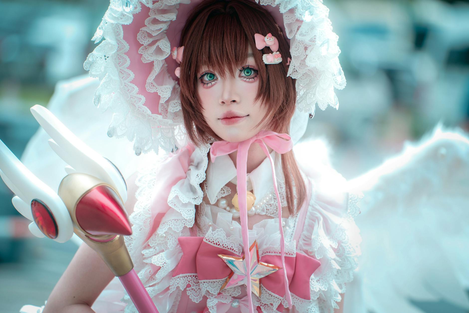 Cosplayerka w pastelowym stroju fantasy w jasnym świetle dziennym