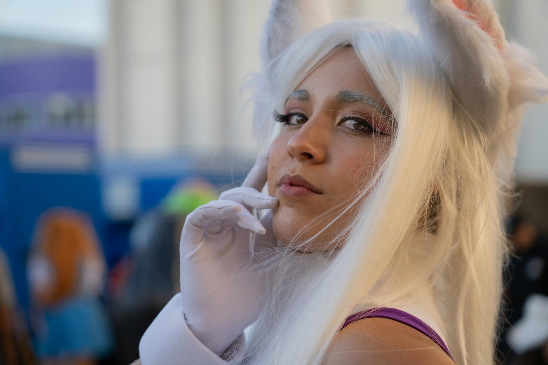 Cosplayerka w stroju inspirowanym anime na korytarzu konwentu