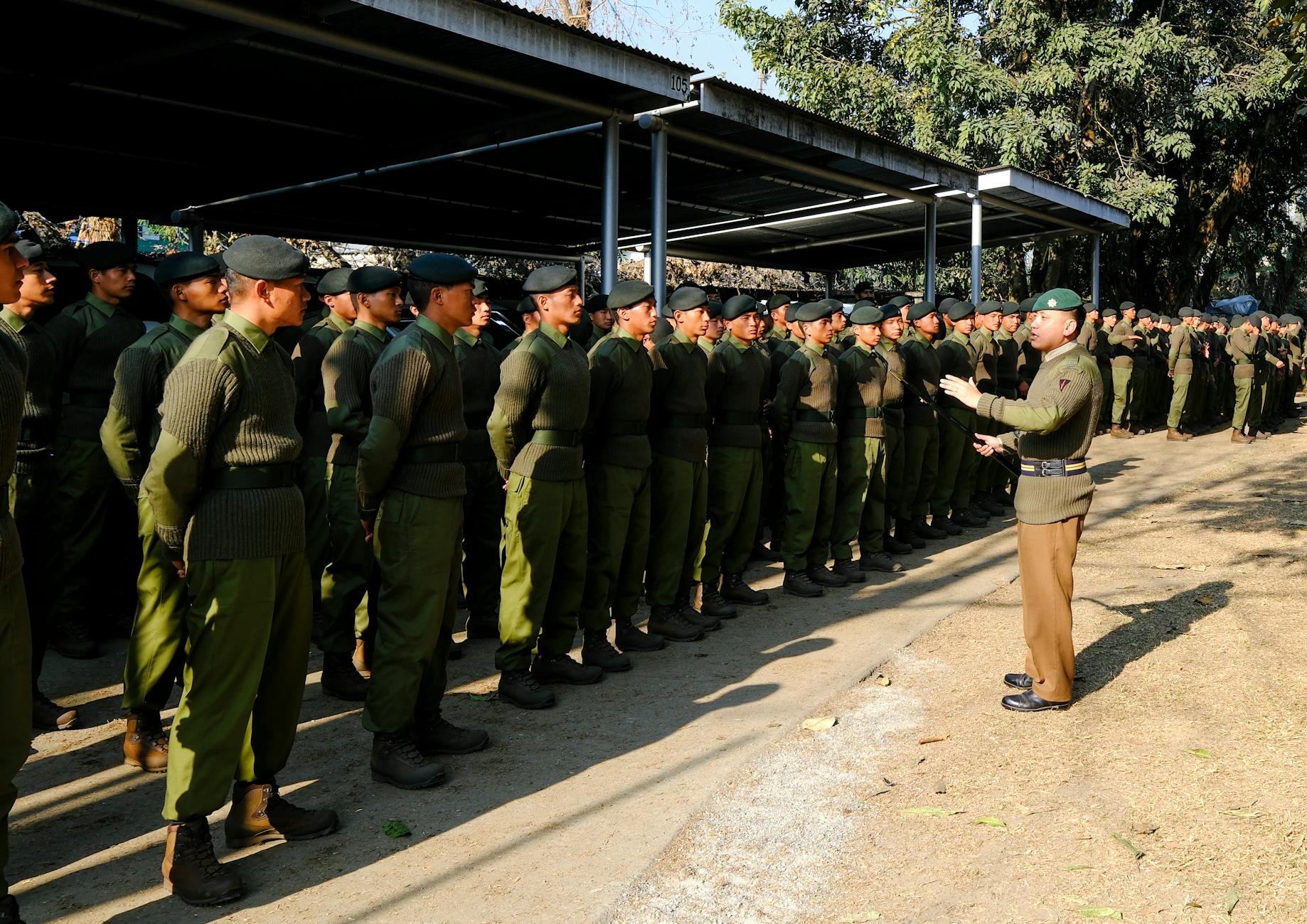 Dowódca w mundurze przemawia do żołnierzy podczas szkolenia