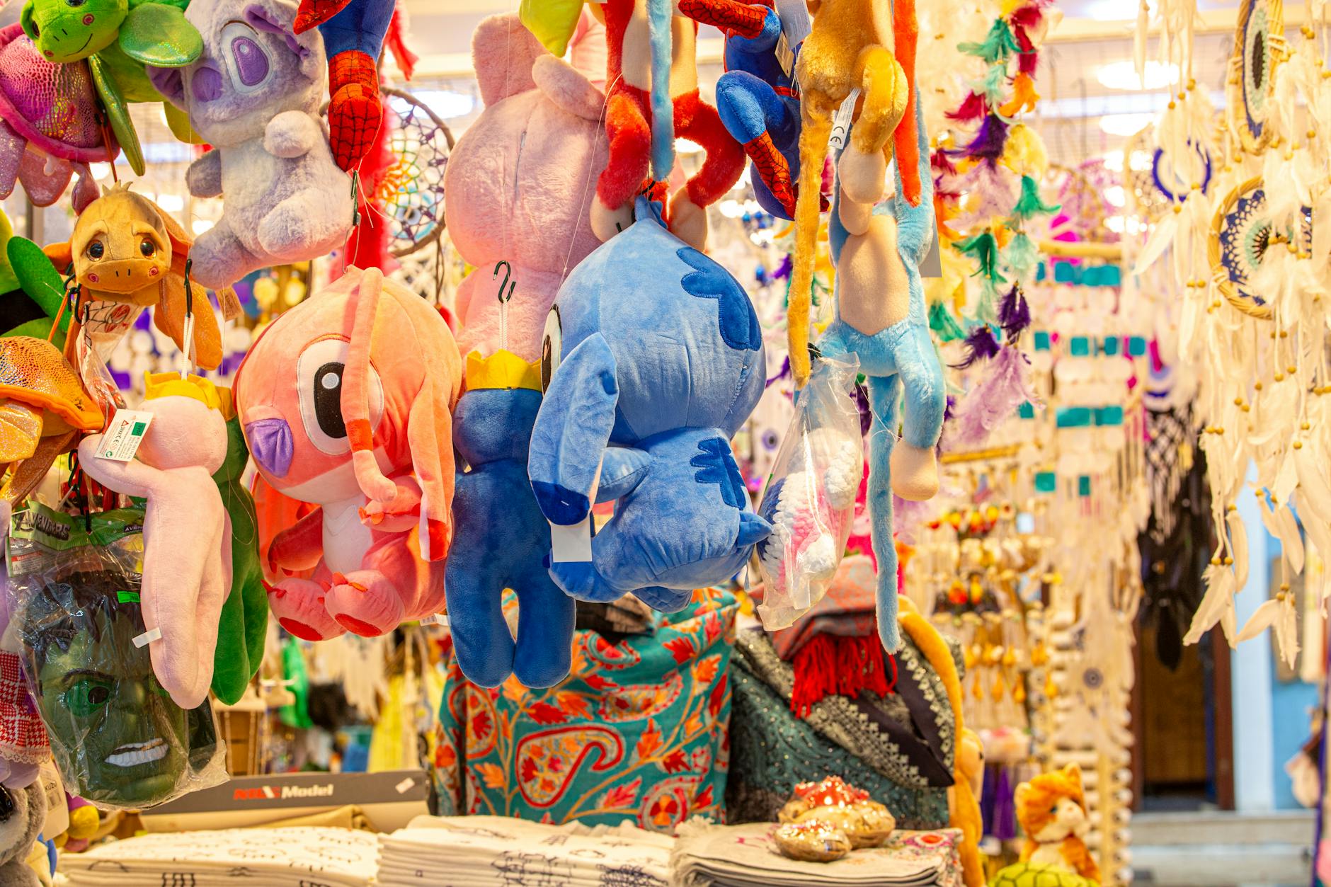 Kolorowe pluszaki i łapacze snów na stoisku w krytym japońskim markecie