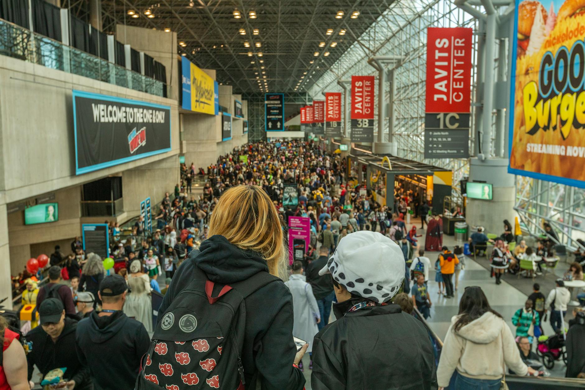 Tłum fanów i cosplayerów na dużym konwencie w centrum targowym