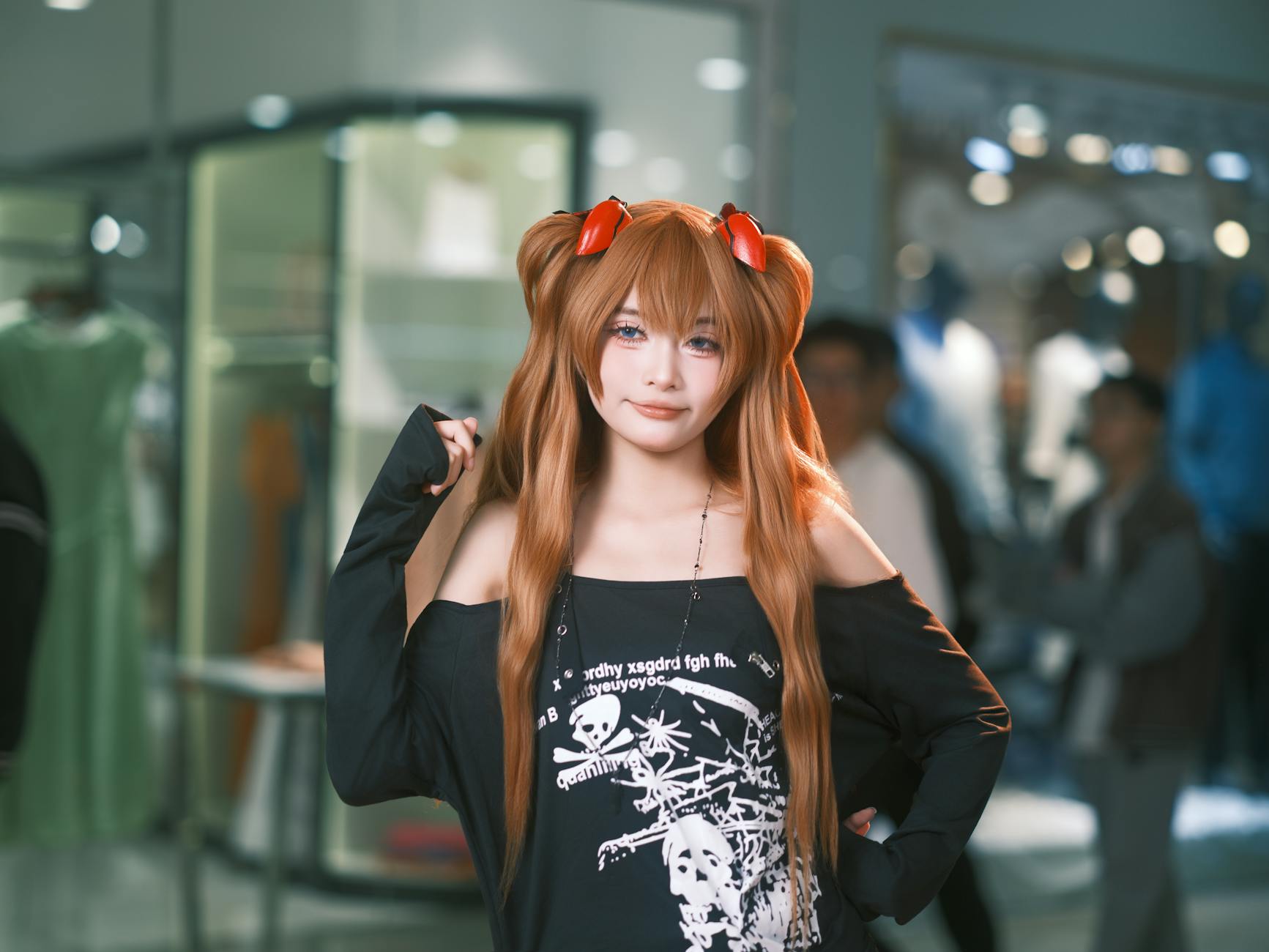 Cosplayer w kolorowym stroju pozuje w klimatyzowanym centrum targowym