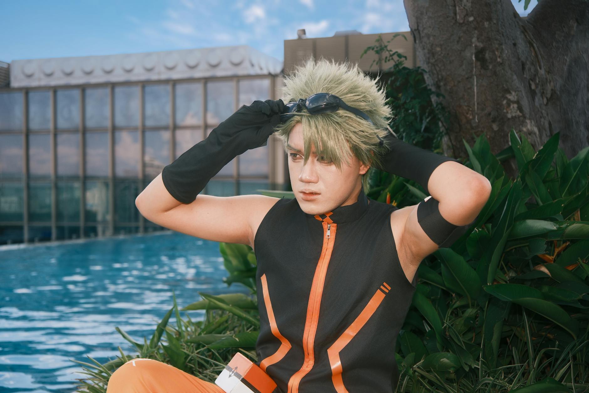 Cosplayer w szczegółowym stroju anime pozuje przy basenie