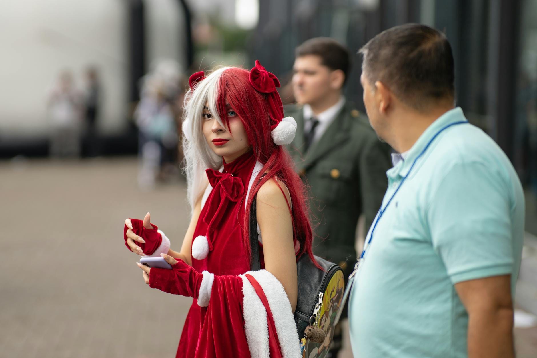 Japoński slang z TikToka i anime: co naprawdę oznacza Cosplayerka w czerwono-białym stroju na plenerowym wydarzeniu anime