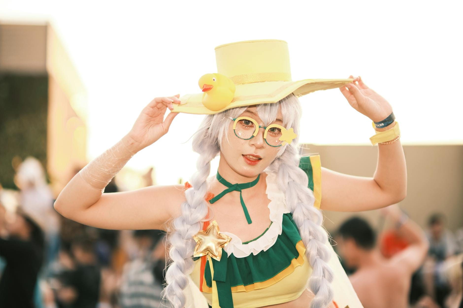 Cosplayerka w żółtym kapeluszu na plenerowym konwencie anime