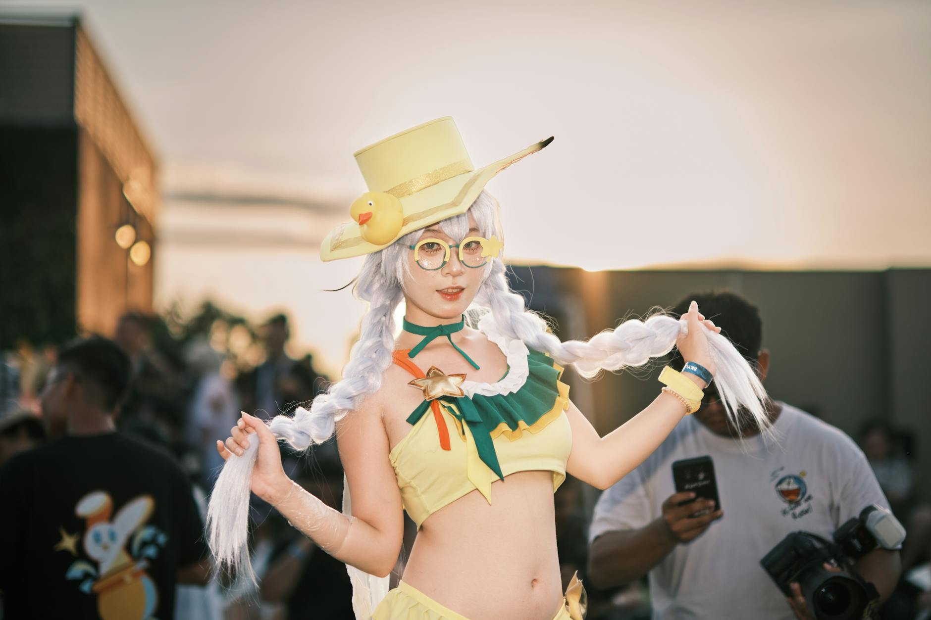 Cosplayerka w żółtym stroju anime na plenerowym konwencie