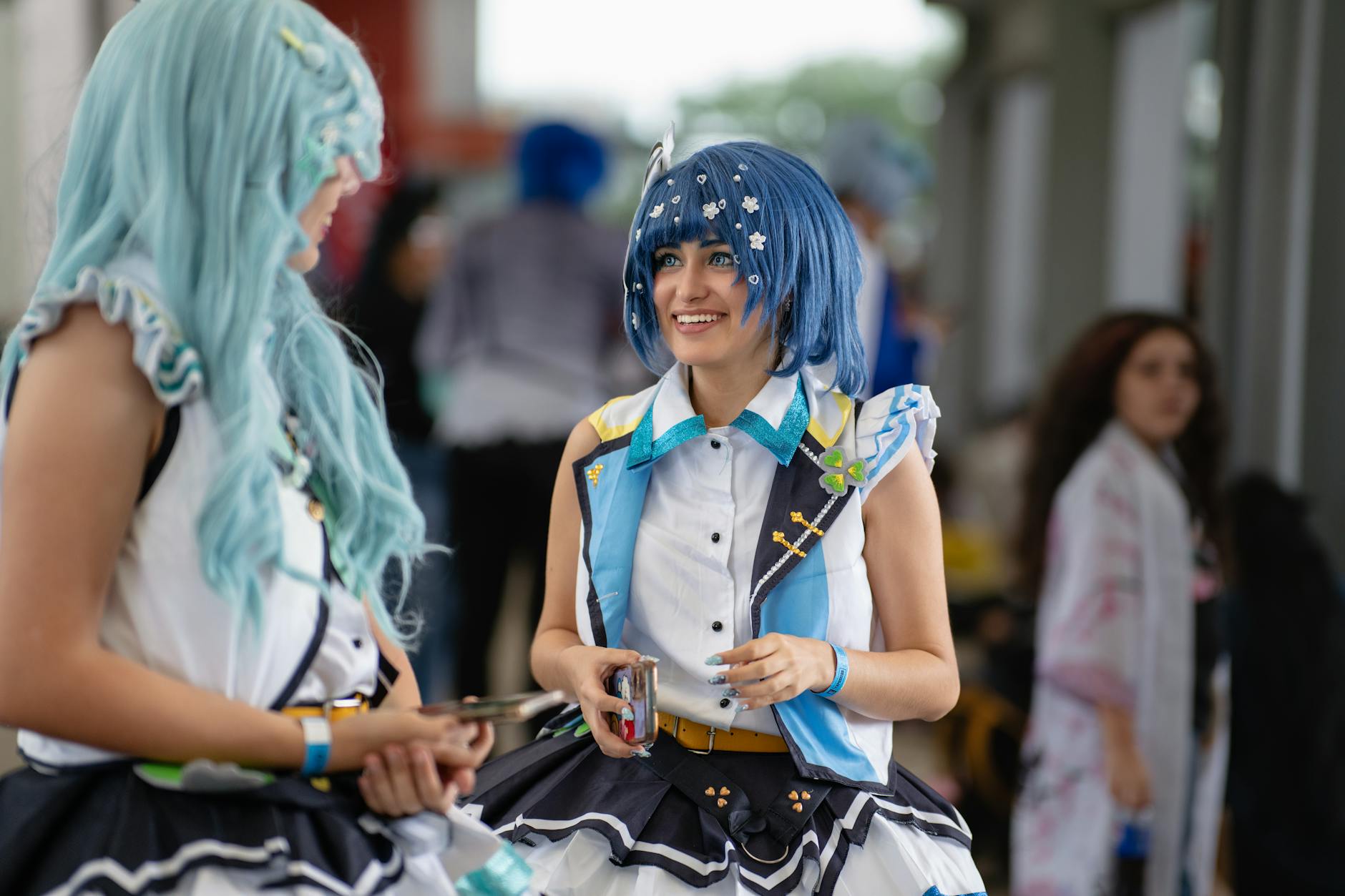 Dwóch cosplayerów rozmawia na korytarzu konwentu anime