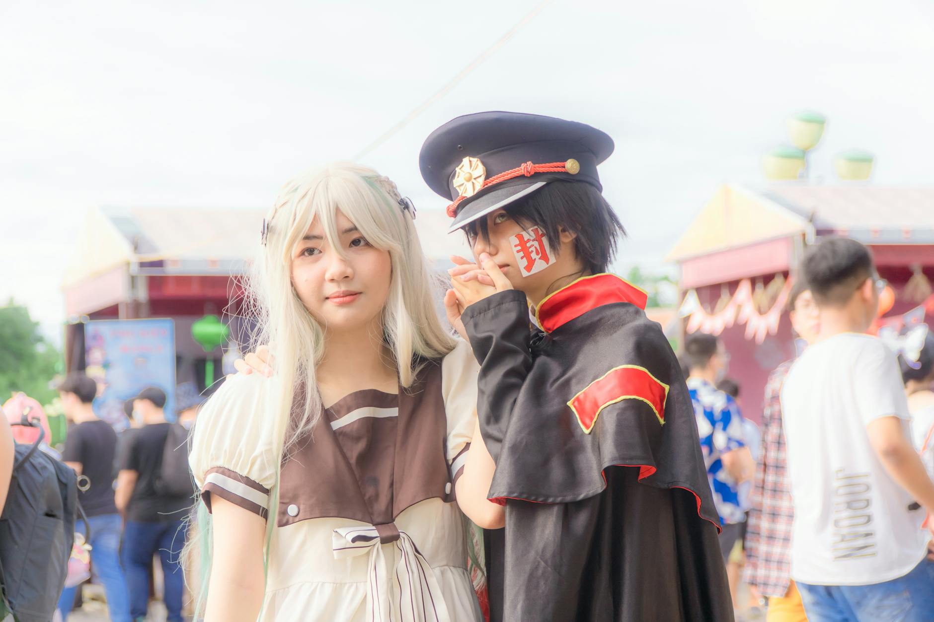 Dwójka młodych cosplayerów anime na letniej imprezie plenerowej