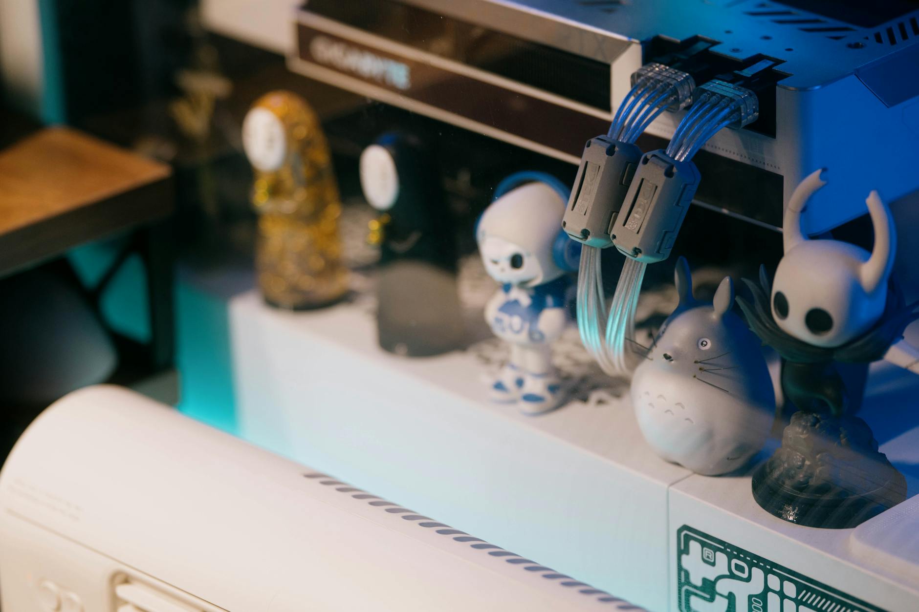 Figurki kolekcjonerskie przy konsoli do gier w kolorowym świetle