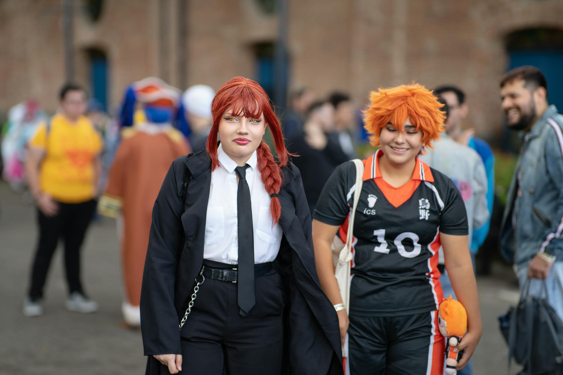 Najczęstsze zwroty z anime i co znaczą Grupa kolorowo przebranych fanów anime na zlocie cosplay na dworze