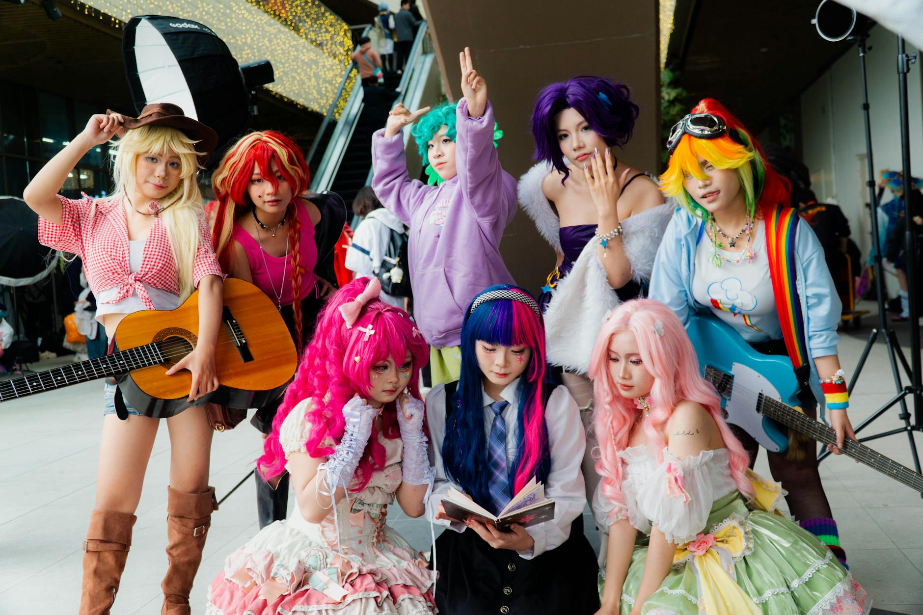 Grupa różnorodnych cosplayerów anime z instrumentami muzycznymi