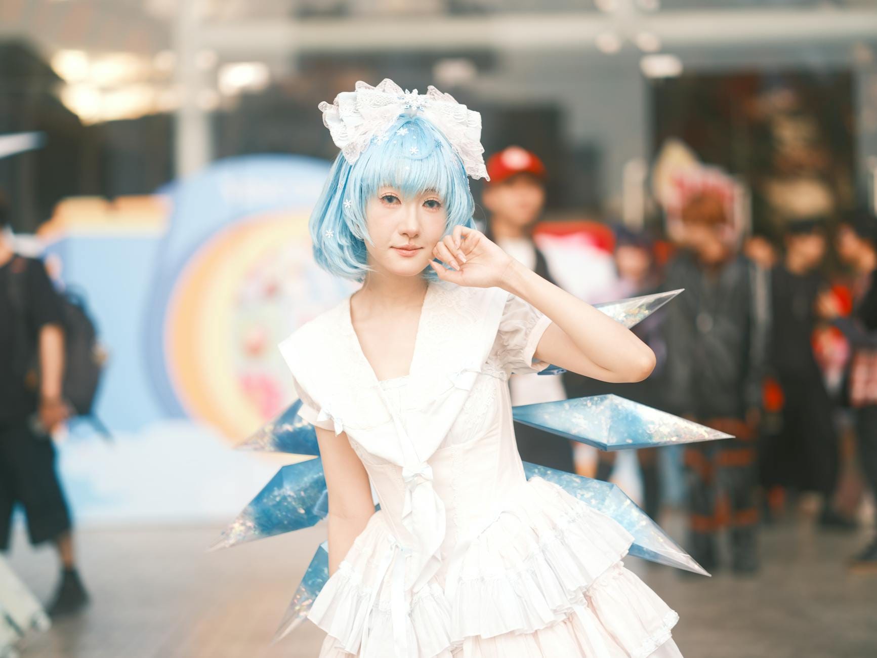 Kobieta w niebieskiej peruce na kolorowym wydarzeniu cosplay w Wietnamie