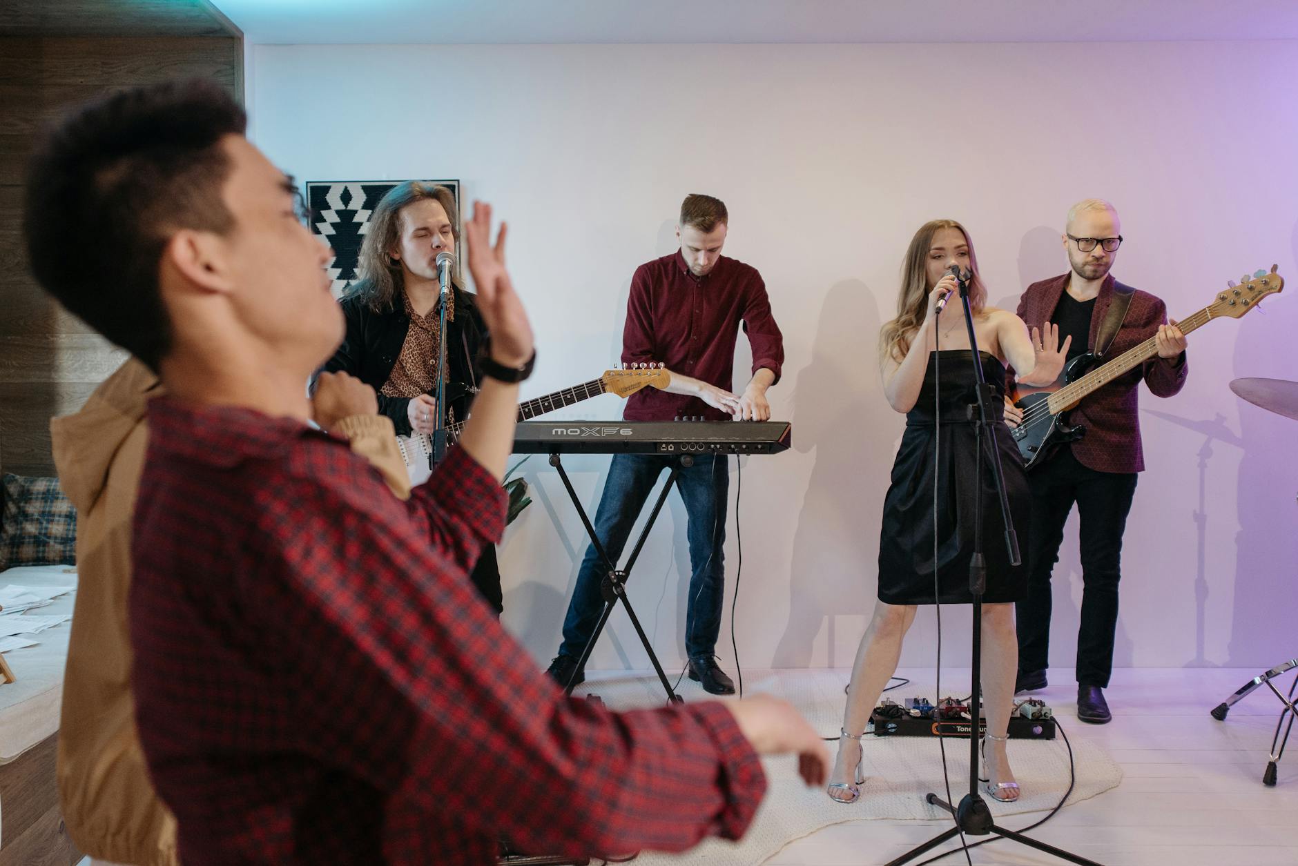 Koncert rockowego zespołu w klubie przed roztańczoną publicznością
