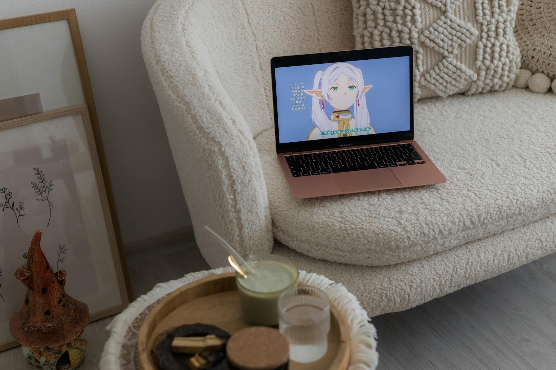 Laptop z anime w przytulnym salonie, przygotowania do seansu