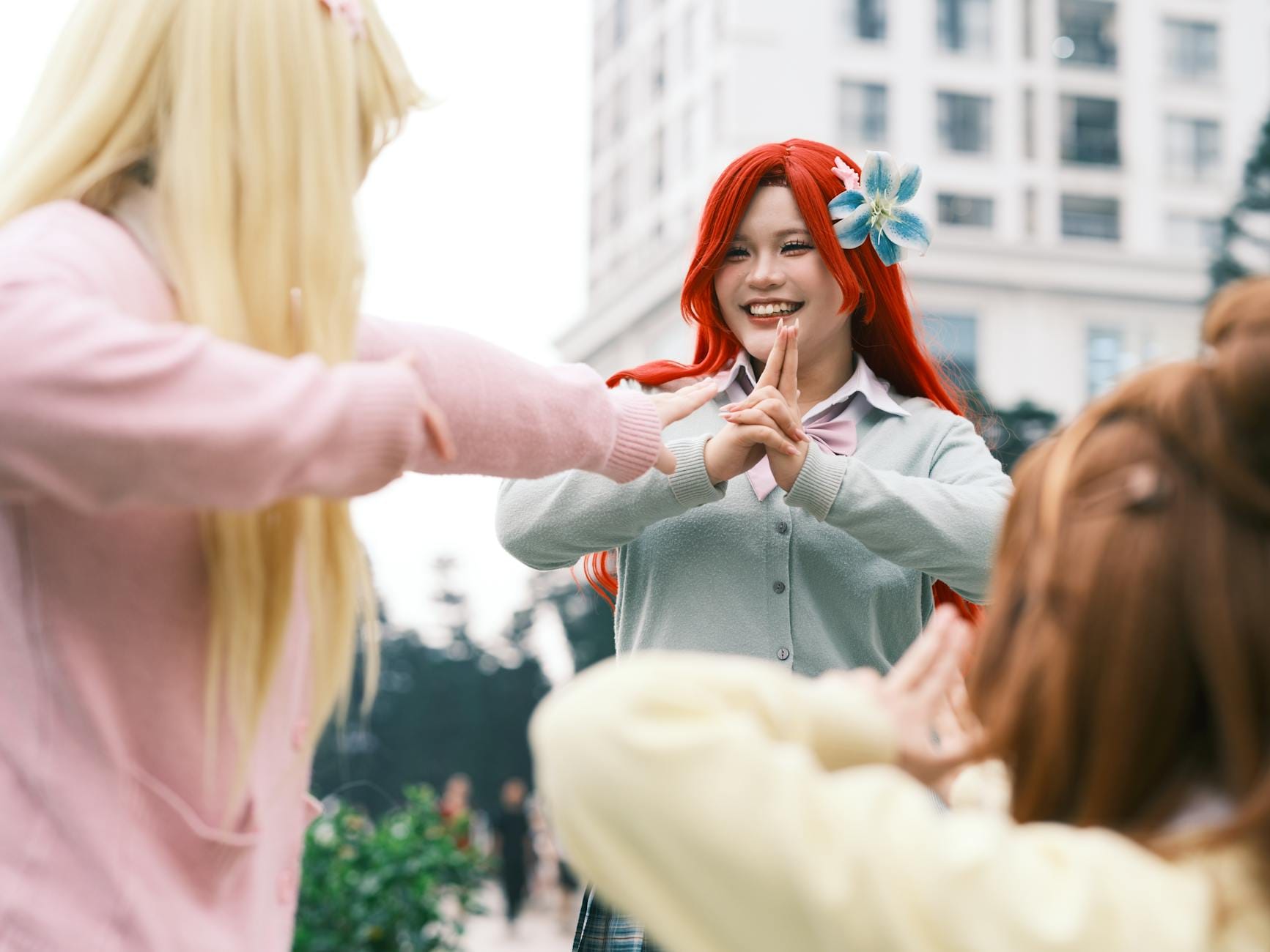 Młodzi dorośli w kolorowych cosplayach anime na ulicy wietnamskiego miasta