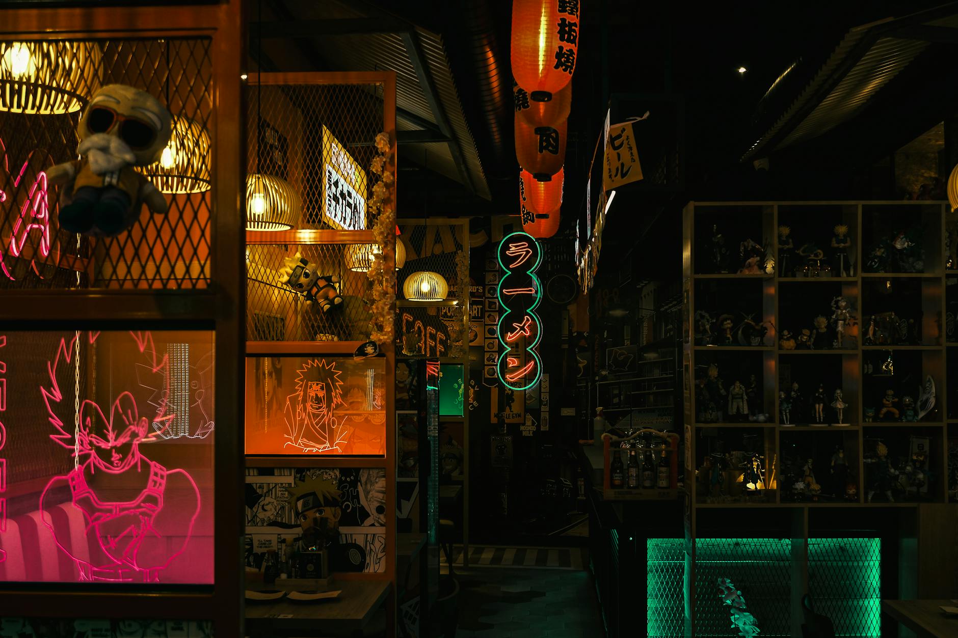 Nastrojowy tokijski bar z neonami i wystrojem w stylu anime