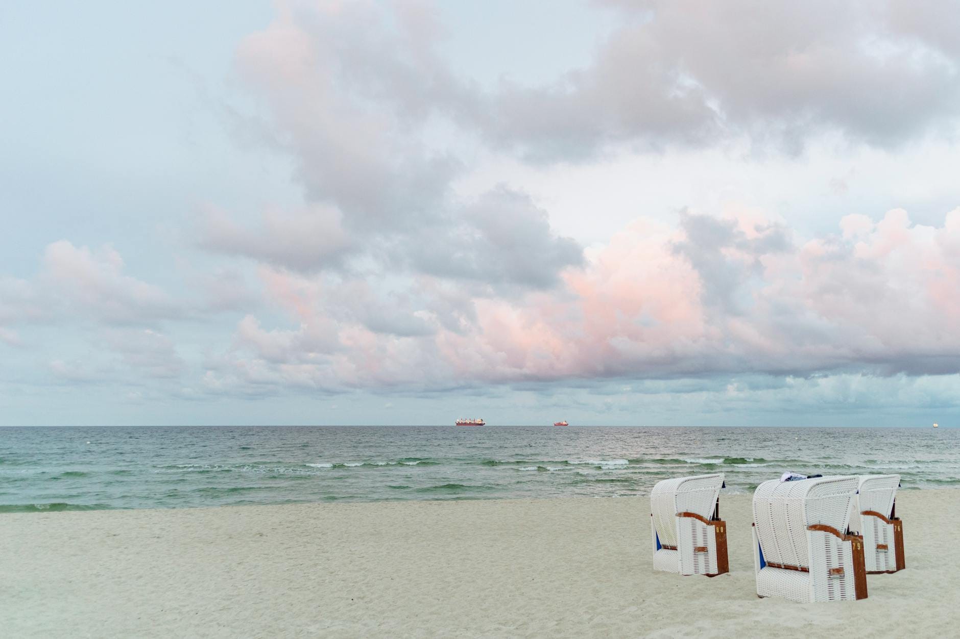Plaża w Binz z koszami plażowymi pod pastelowym niebem