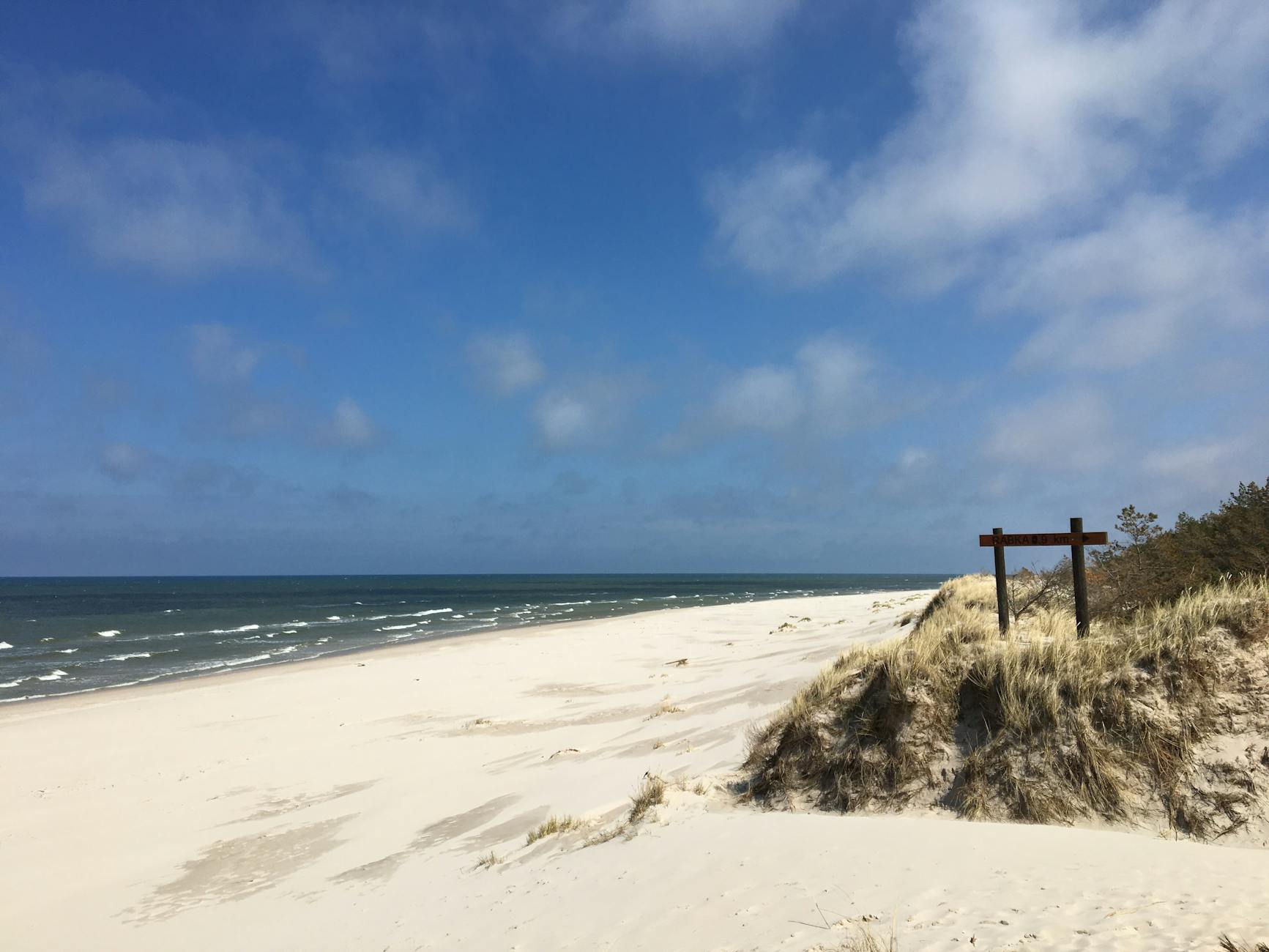 Weekend w Świnoujściu: najciekawsze miejsca, plaże i atrakcje na wyspach Uznam i Wolin Spokojna plaża z piaszczystymi wydmami nad Bałtykiem