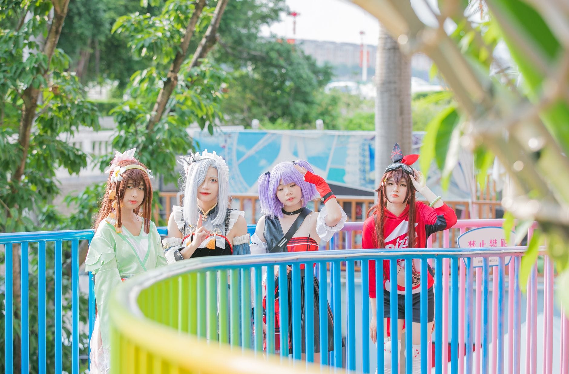 Grupa cosplayerów anime bawiąca się w słoneczny dzień w wesołym miasteczku