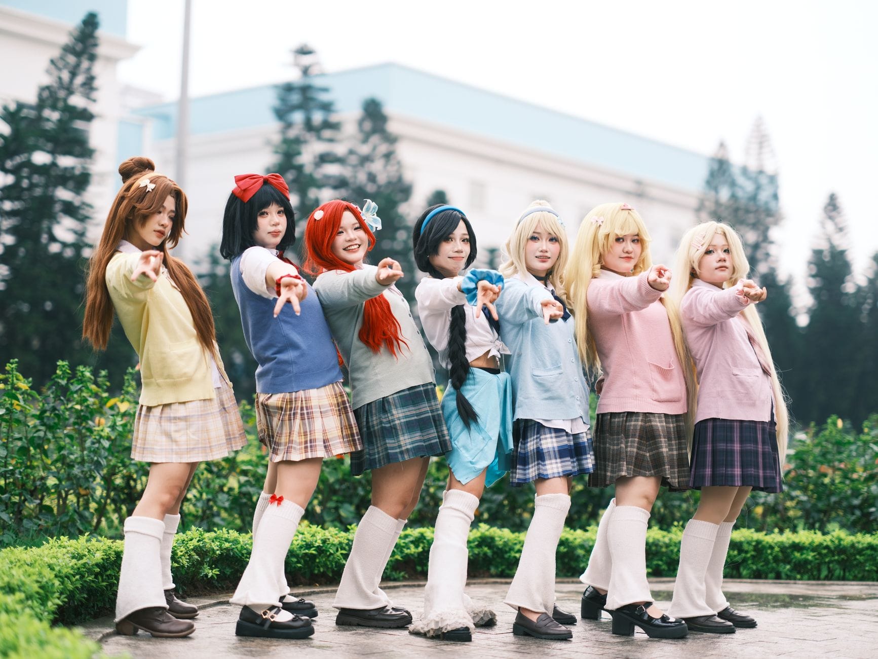 Grupa sześciu cosplayerów anime pozuje na zewnątrz