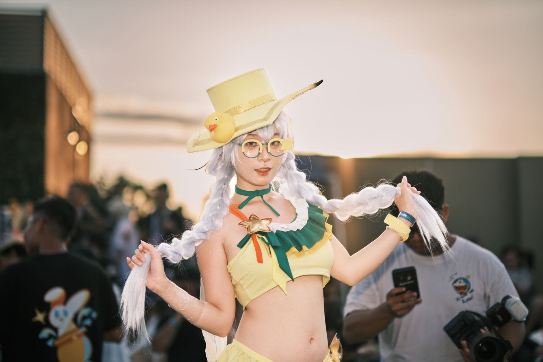 Kobieta w żółtym cosplayu podczas konwentu na świeżym powietrzu