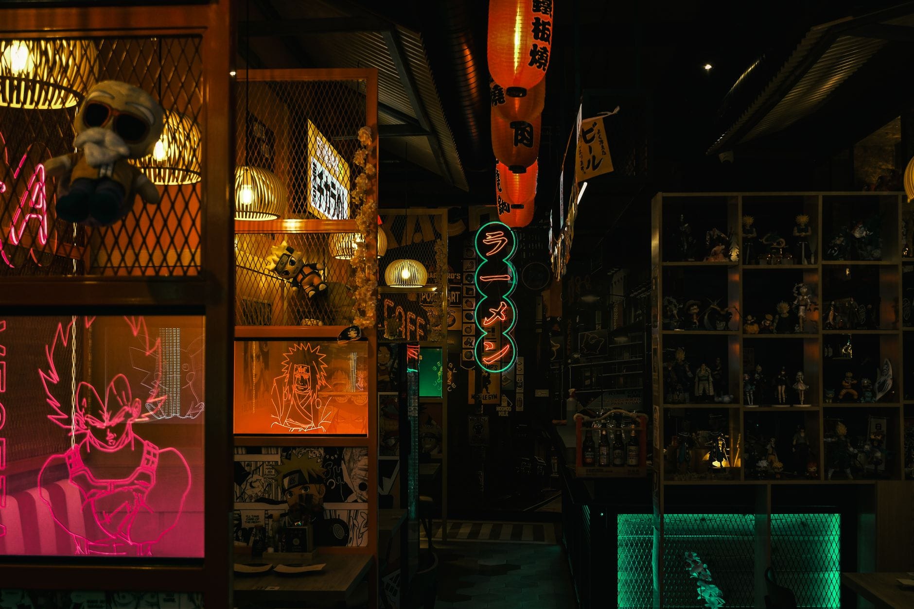 Nastrojowy tokijski diner w neonach z wystrojem inspirowanym anime