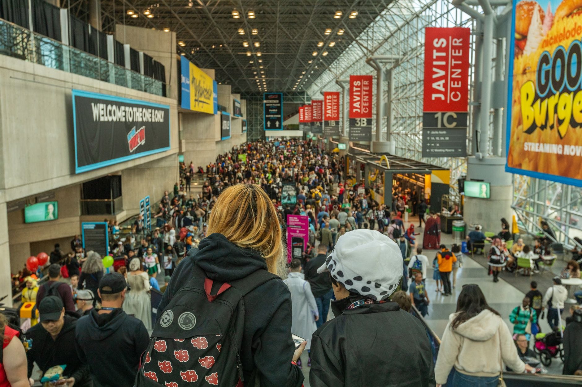 Tłum fanów w cosplayu na konwencie New York Comic Con