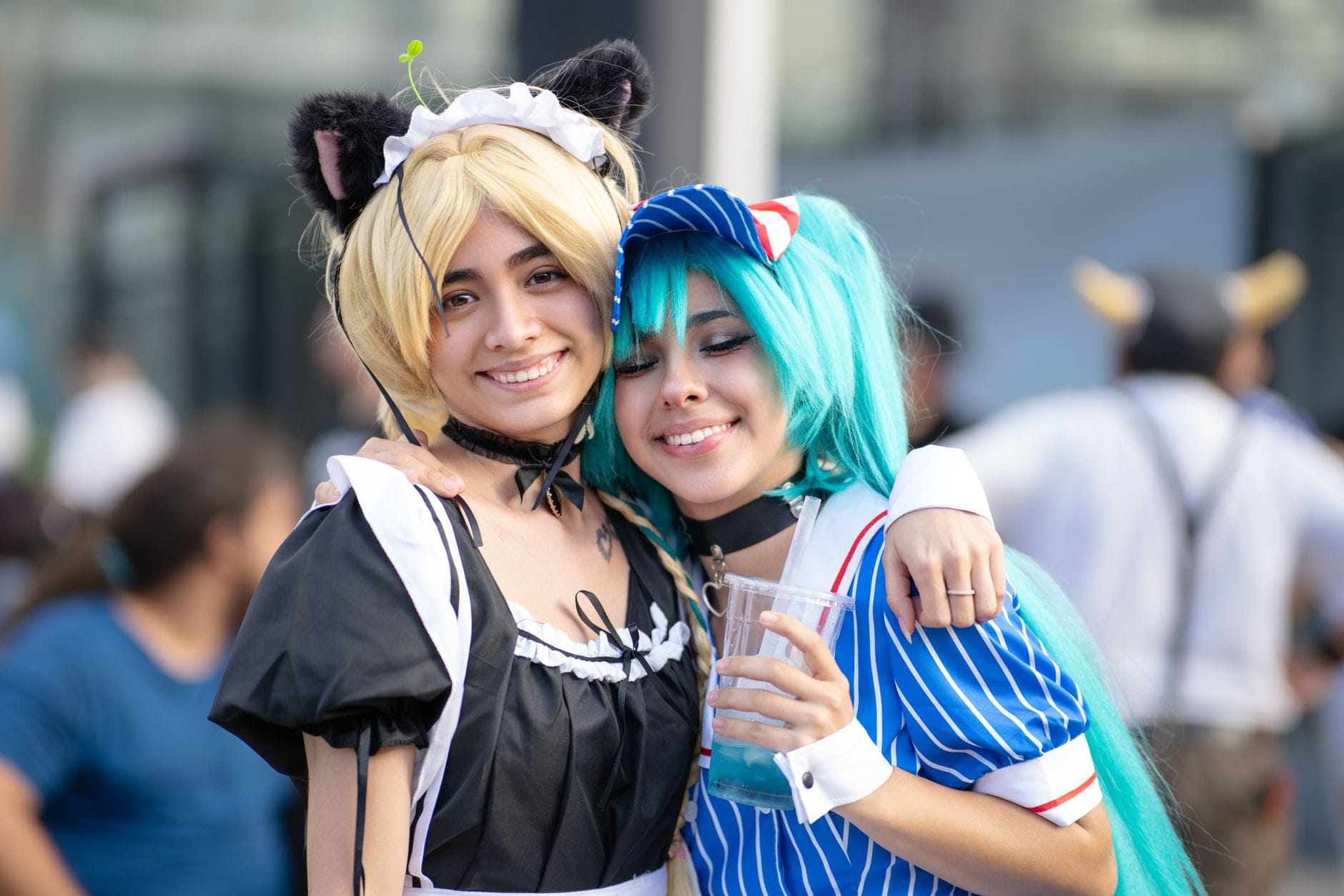Dwie osoby w kolorowych strojach cosplay na konwencie anime w San José