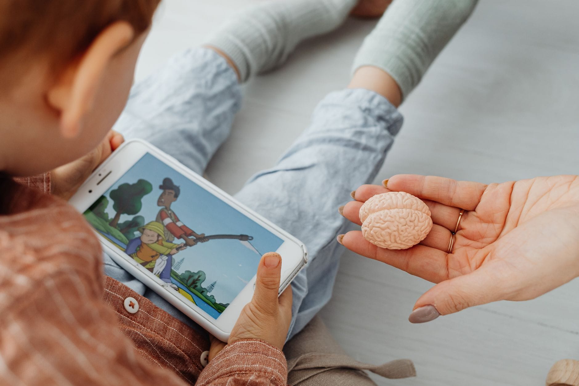 Chcę zacząć z anime, ale nie lubię fanserwisu: serie przyjazne dla początkujących Dziecko ogląda kreskówkę na smartfonie w domu