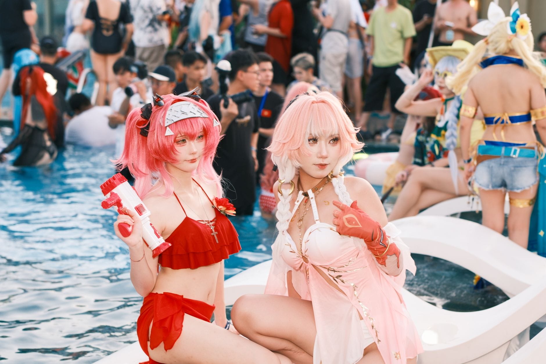 Kolorowi cosplayerzy zebrani przy basenie na plenerowym evencie