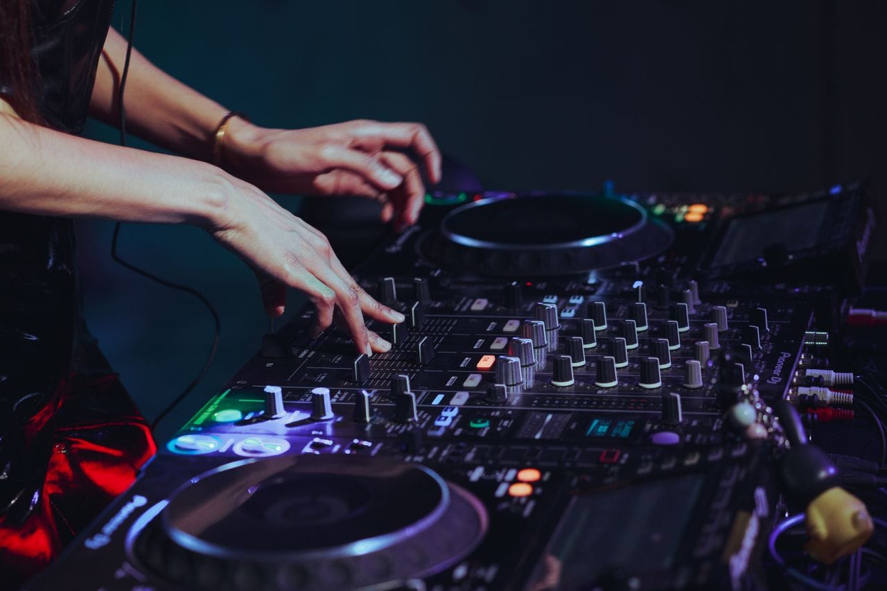 pexels-neosiam-11816397