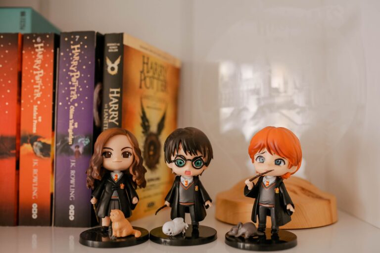 Miniaturowe figurki Harry’ego Pottera na półce z książkami