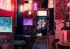 Restauracja w stylu anime z neonami i japońskim wyst